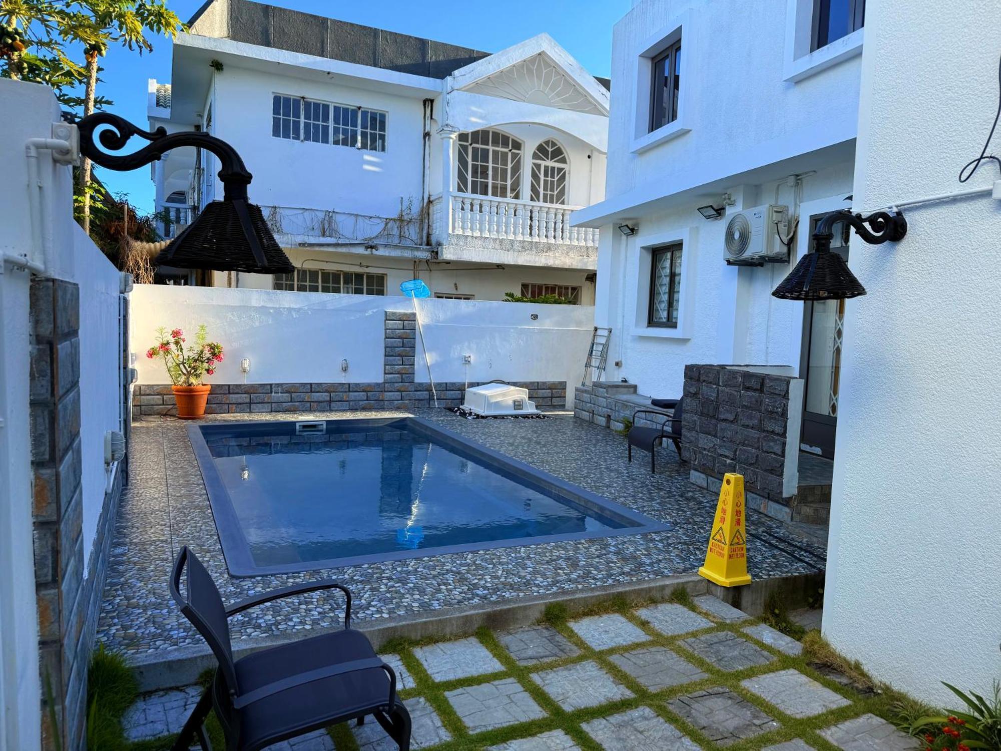 Happy House - Cosy Apartment With Private Pool And Walking Distance To Blue Bay Beach エクステリア 写真