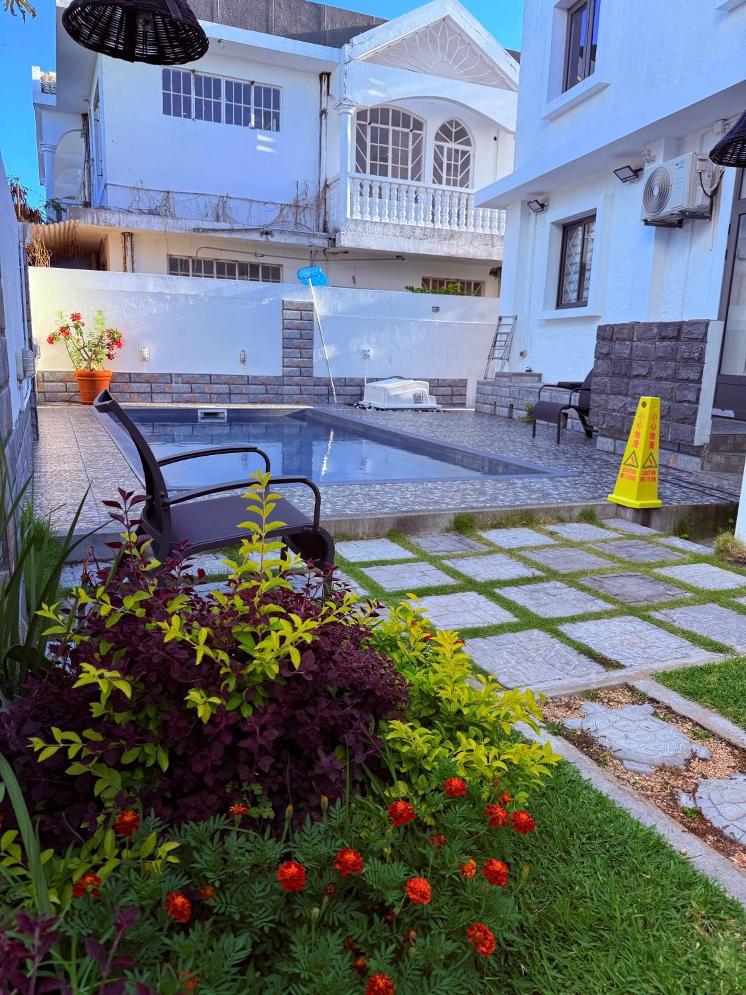 Happy House - Cosy Apartment With Private Pool And Walking Distance To Blue Bay Beach エクステリア 写真