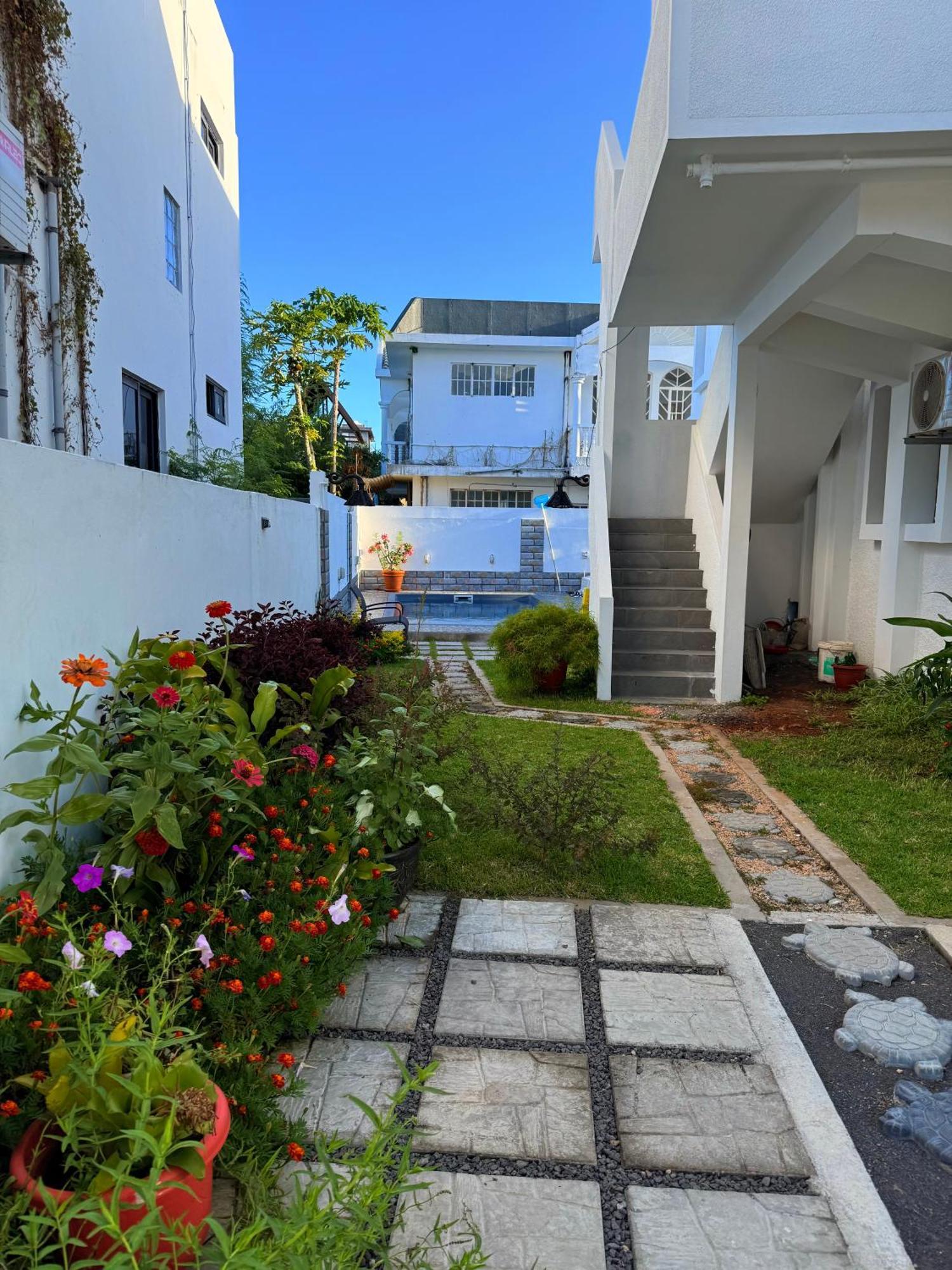 Happy House - Cosy Apartment With Private Pool And Walking Distance To Blue Bay Beach エクステリア 写真